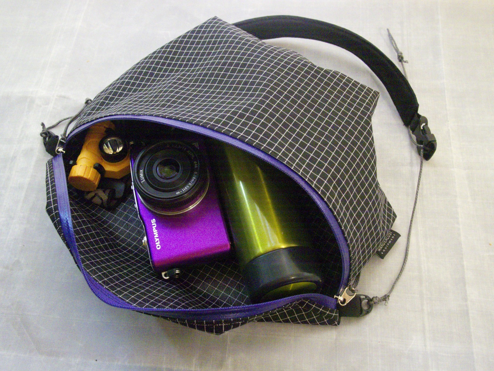 小型サーモス、ヘッドライト、ミラーレスカメラなどを収納