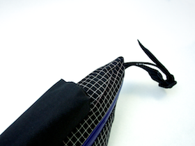 前後をエッジ状にすることで全体にテンションをかける構造