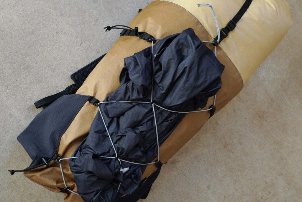 SOLITARY PACK 背面ショックコードへのウェア固定