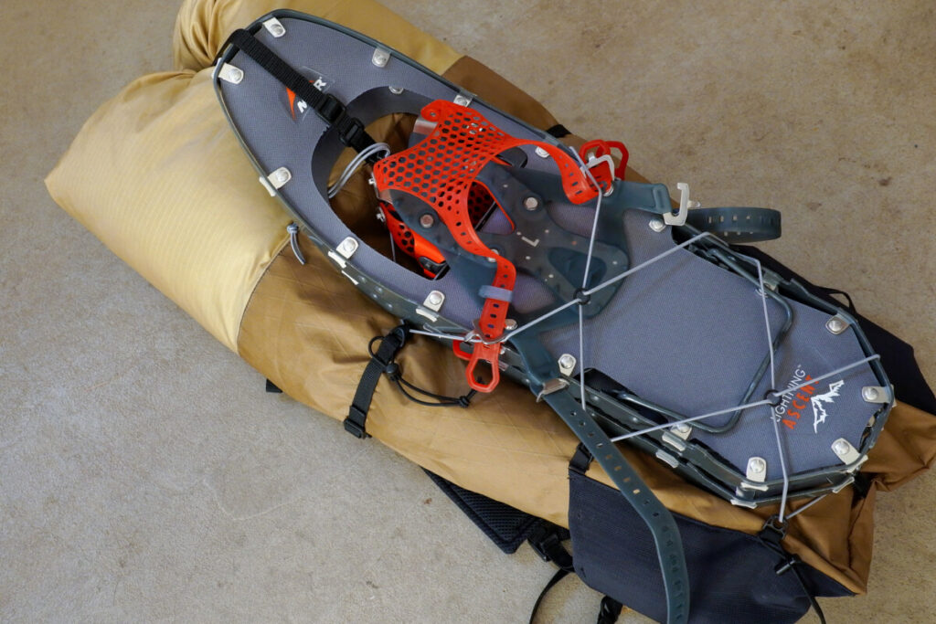 SOKITARY PACK背面へのスノーシュー固定